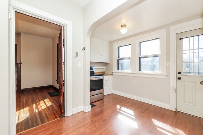 Building Photo - 920 E Stewart St