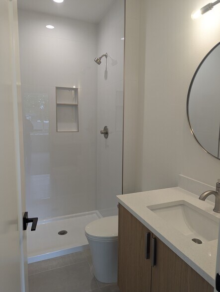 Building Photo - 5041 SE King Rd