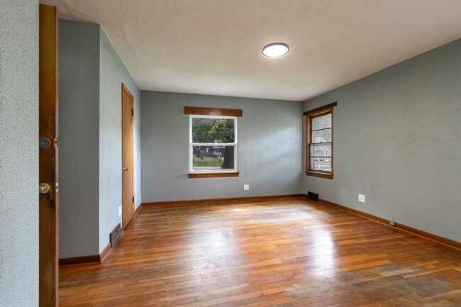 Building Photo - Adorable 4 bedroom | 2 bathroom | 2 car ga...