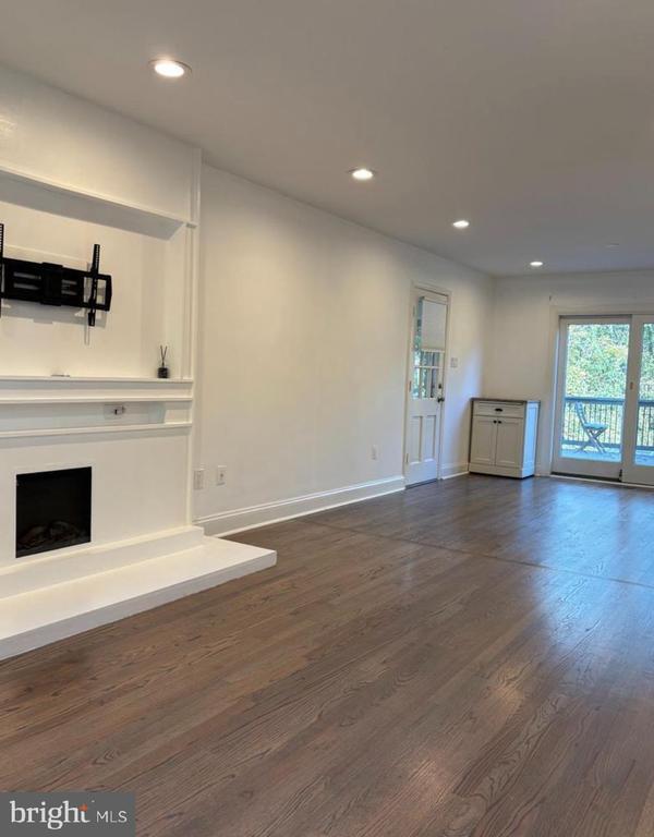 Building Photo - 9830 Meadow Valley Dr