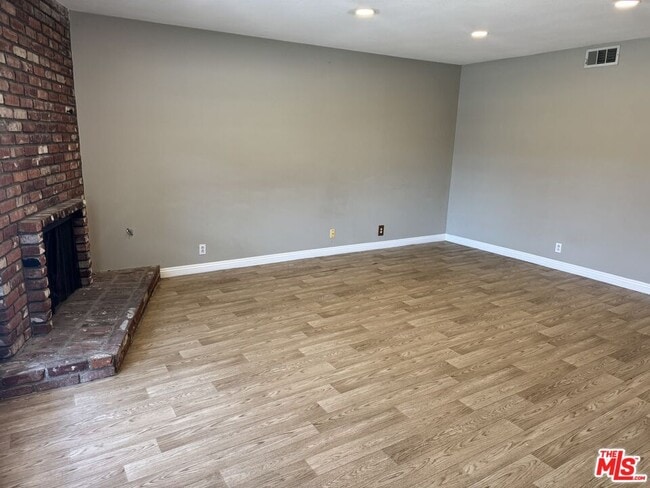 Building Photo - 631 Pepper Tree Dr