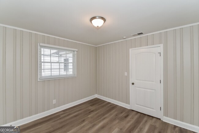 Building Photo - 8467 Fairview Dr