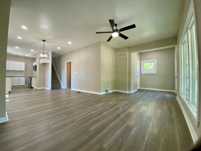 Building Photo - Beautifully Updated 4 Bed 2 Bath Home!