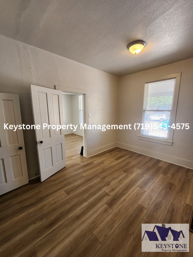 Building Photo - New Kitchen Appliances! South-side Home 1 Bedroom/1 Bath House $1000/$1000