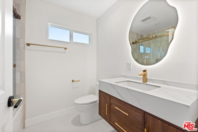 Building Photo - 6917 1/2 Hesperia Ave