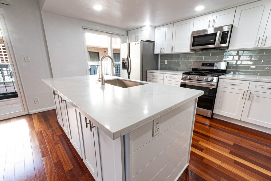 Stainless steel appliances - 312 N Francisca Ave
