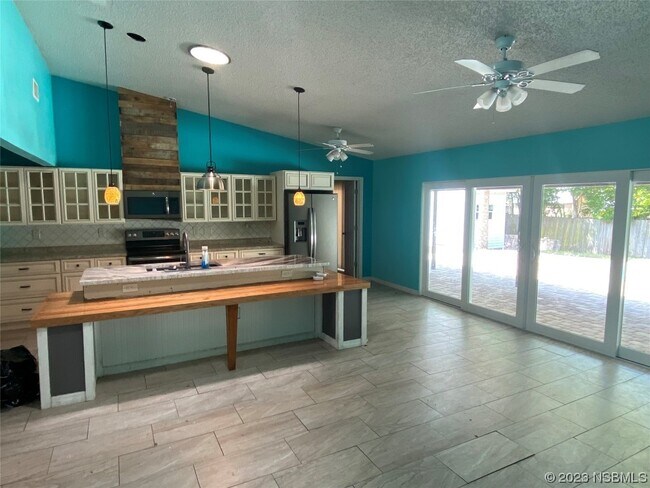 Building Photo - 2622 Travelers Palm Dr