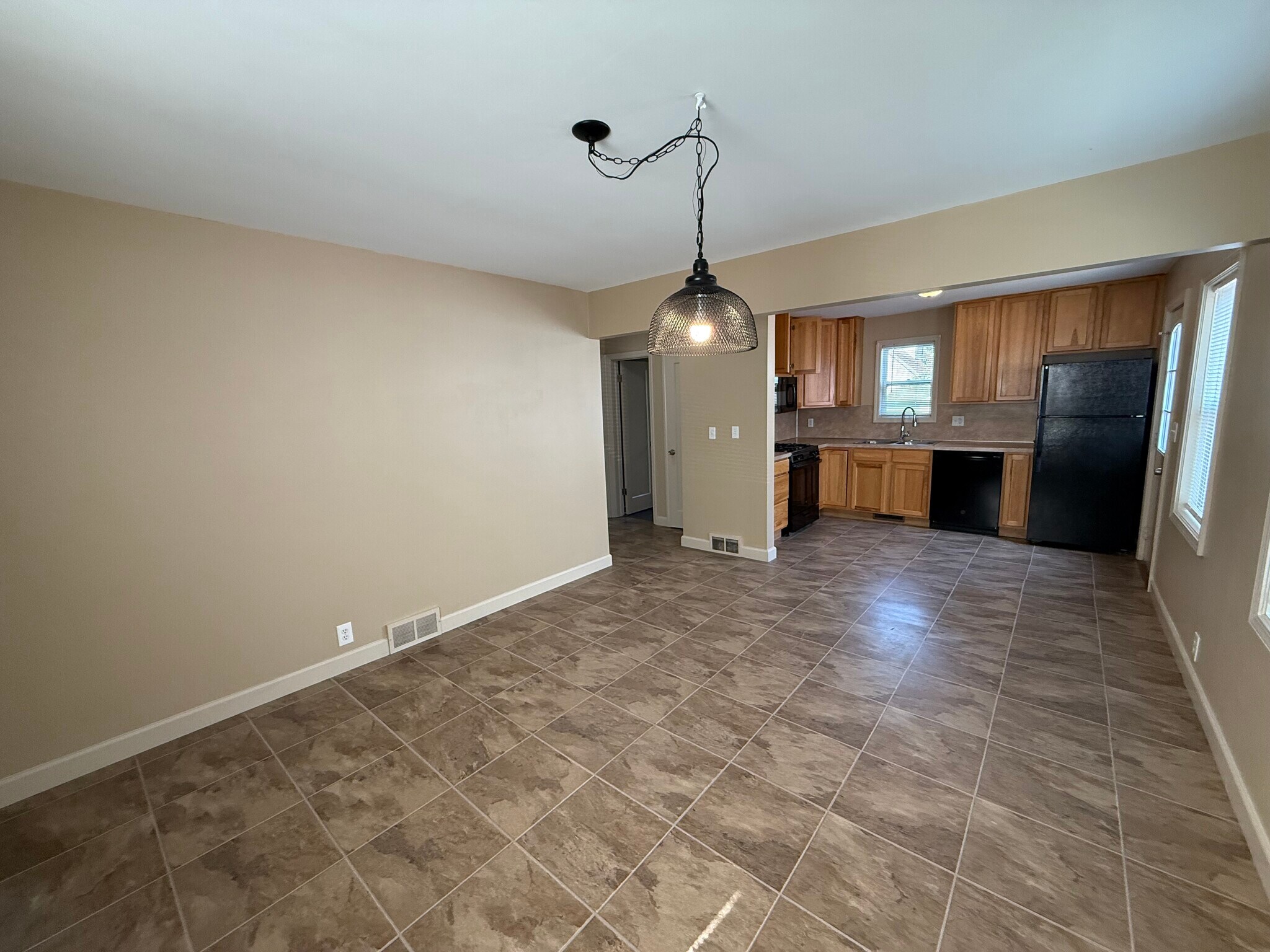 Building Photo - 2119 Riverside Dr NE
