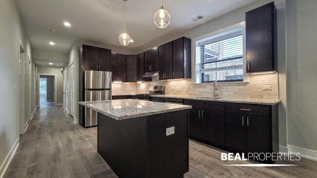 Building Photo - 3 bedroom in EVANSTON IL 60202
