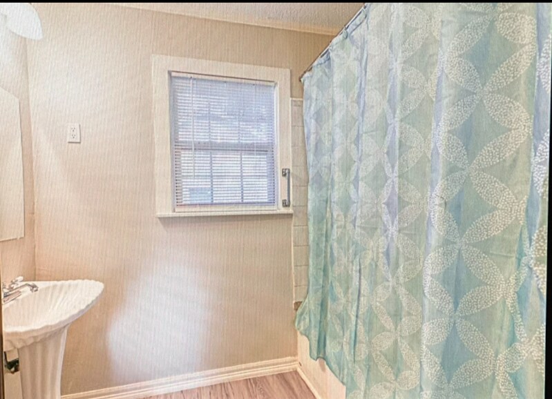 Building Photo - 208 W Lobit Ave