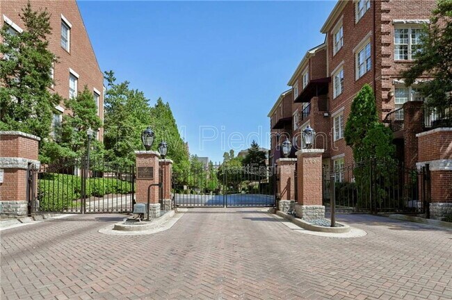 Building Photo - 1735 Peachtree St NW