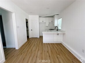 Building Photo - 2026 Newton Dr