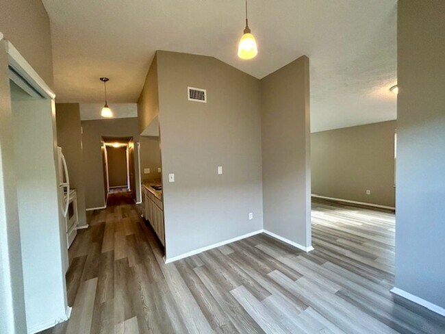 Building Photo - 3 BEDROOM 2 BATHROOM RANCH STYLE HOME IN PIKE!