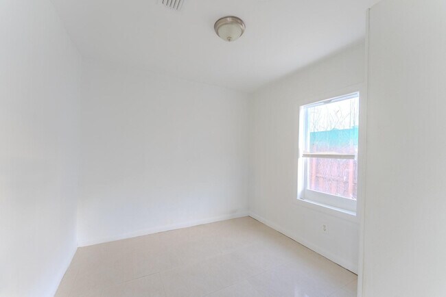 Building Photo - 521 S 24th Ave