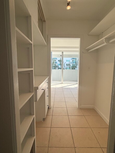 Walk-in Closet - 7545 E Treasure Dr