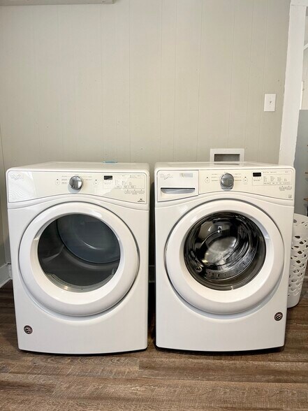Washer/Dryer - 914 W College St