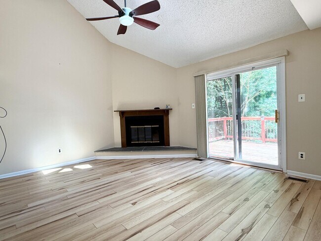 Building Photo - 5545 Doral Dr