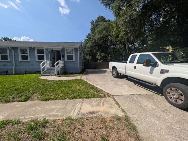 Building Photo - Beautifully Refreshed 2BR Gem