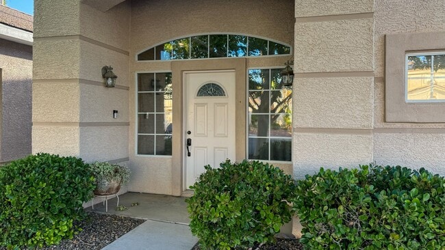 Building Photo - Freshly Updated 3BD Home, Island Kitchen &...