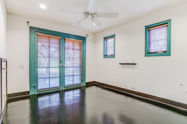 Building Photo - LUXURY 4-BEDROOM IN ALAMO HEIGHTS