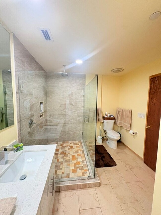 Building Photo - Beautiful condo with parking for rent ~!