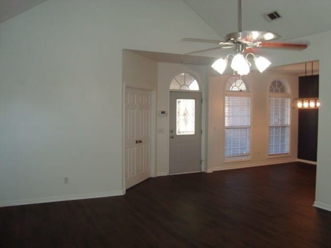 Building Photo - Ready to Rent!