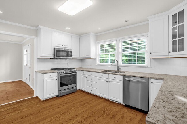 Building Photo - Classic Country Club Elegance