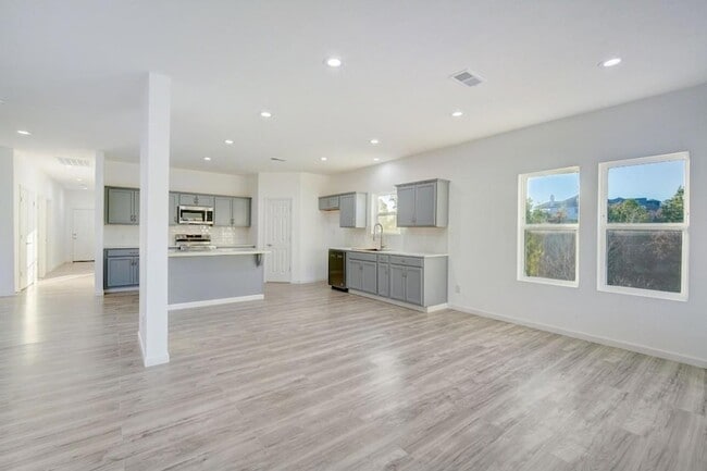 Building Photo - 117 Ori Ct