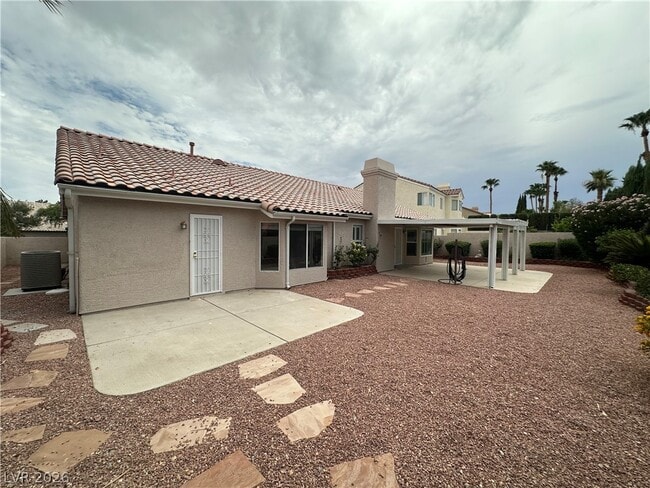 Building Photo - 2109 N Cedar Hills St