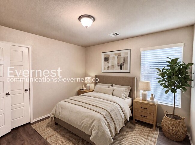 Building Photo - 3 Bed, 2 Bath Home with Garage / Pet-Friendly / Available Now!