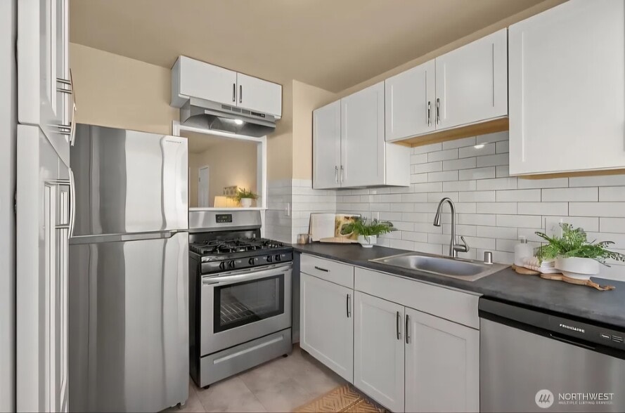 Building Photo - 3734 S Ainsworth Ave