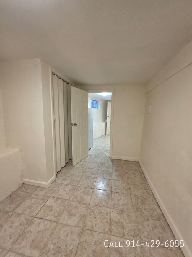 Building Photo - 104 Oak St