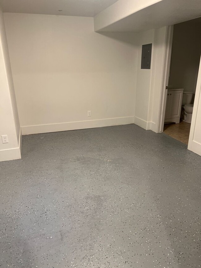 Building Photo - 2 bedroom 2.5 bath townhome