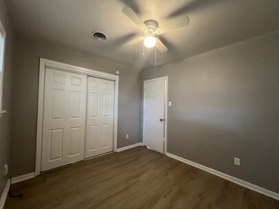 Building Photo - "Charming 3-Bed, 2-Bath Haven on 68th Street, Lubbock - Perfectly Cozy at 1088 Sq Ft!"