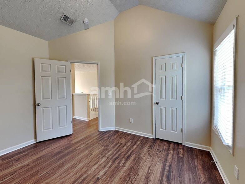 Building Photo - 550 Brook Hollow Dr