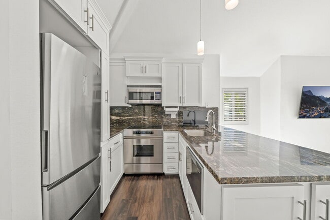 Building Photo - Coastal Corner Loft, Quiet, Bright & Stylish
