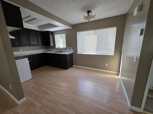 Building Photo - Move in Ready!!