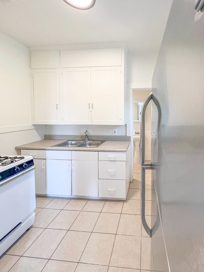 Building Photo - Charming Corner 1 Bed / 1 Bath in the Hear...
