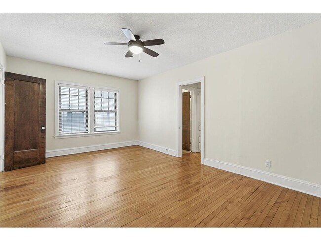 Building Photo - 220 E 19th St