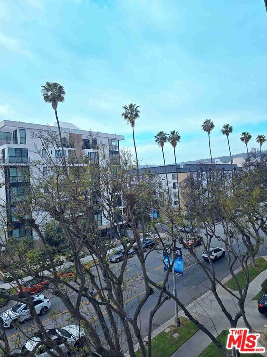 Building Photo - 100 S Doheny Dr