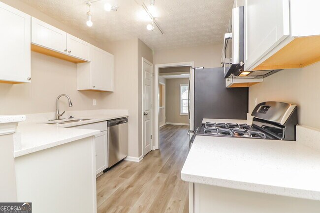 Building Photo - 2975 Northcliff Dr