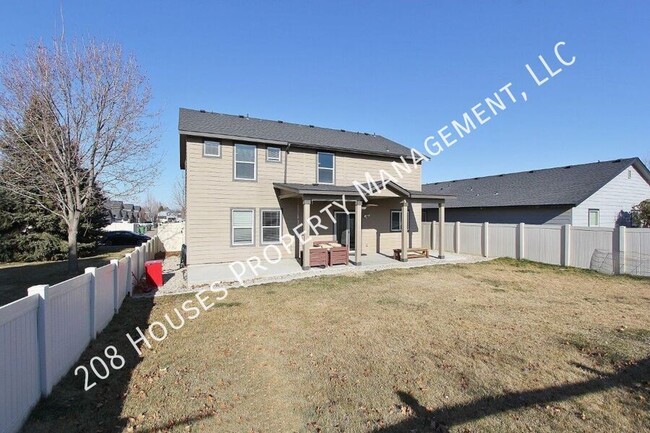 Building Photo - Spacious Home in Quiet Neighborhood