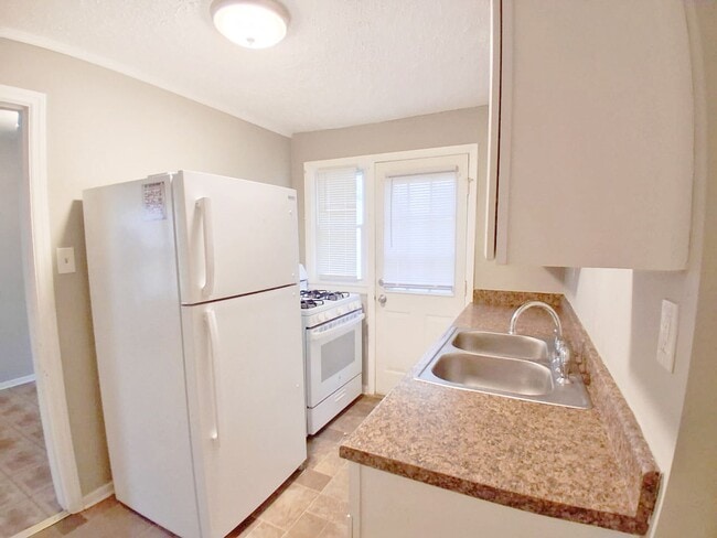 Building Photo - 2 BED 1 BATH BEAUTIFUL SINGLE FAMILY HOME