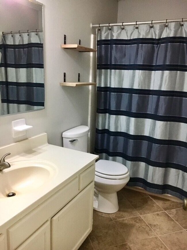 Building Photo - 2BD + Office Space/2.5 Bath - Townhome in ...