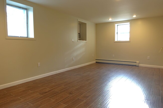 Building Photo - Fully Updated 2BR Apt