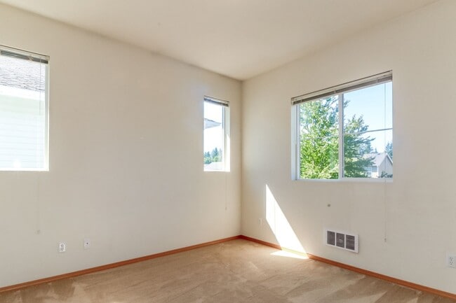 Building Photo - 2-Bedroom DuPont Condo with New Interior Paint and Carpet