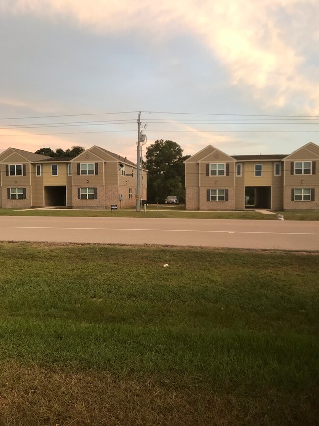 Building Photo - The Panther Crossing Apartment Complex