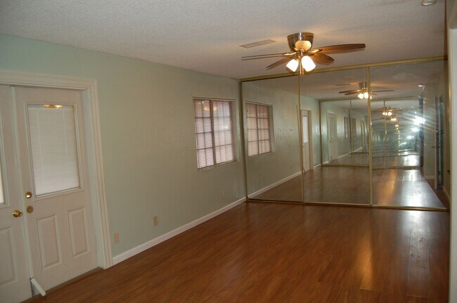 Building Photo - 7185 Acorn Ct