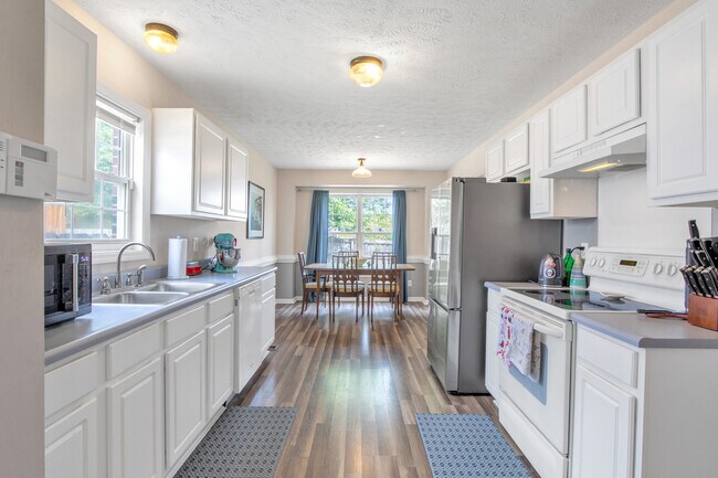 Building Photo - 703 Fairbluff Dr