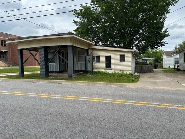 Primary Photo - 700 S College Dr